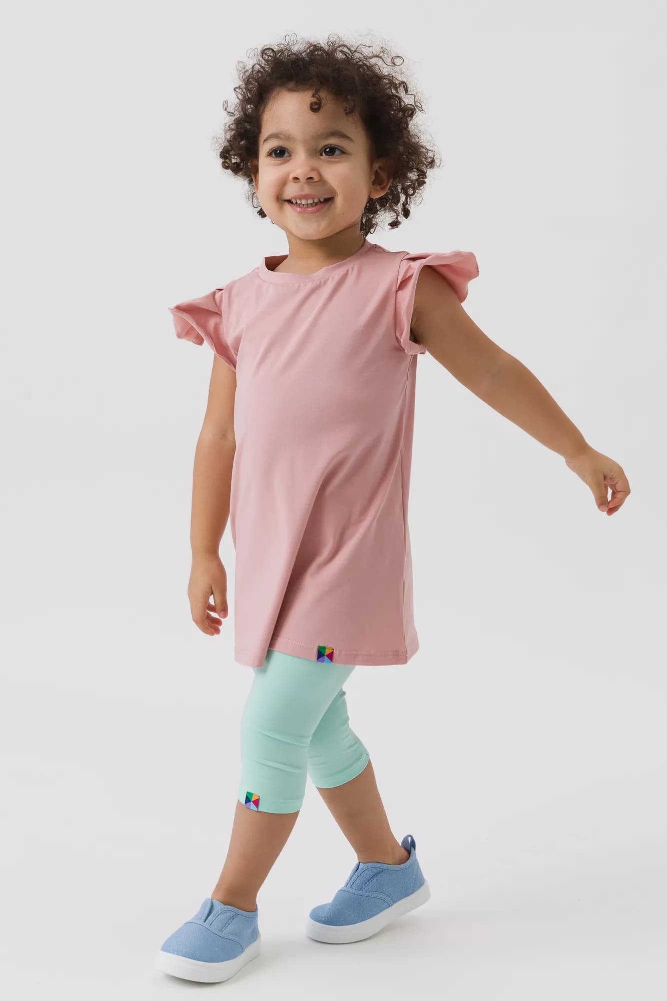 dziecko, pudroworóżowa koszulka