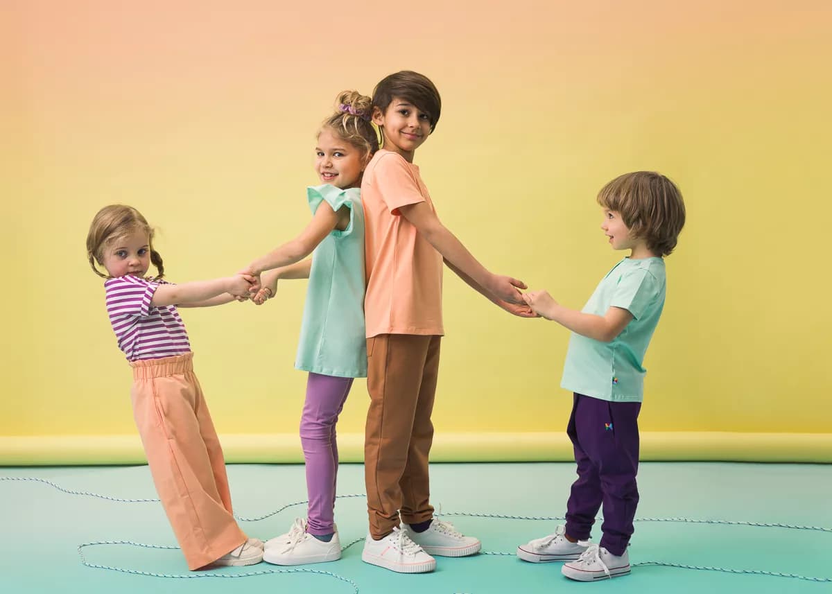 dzieci ubrania miętowe i morelowe