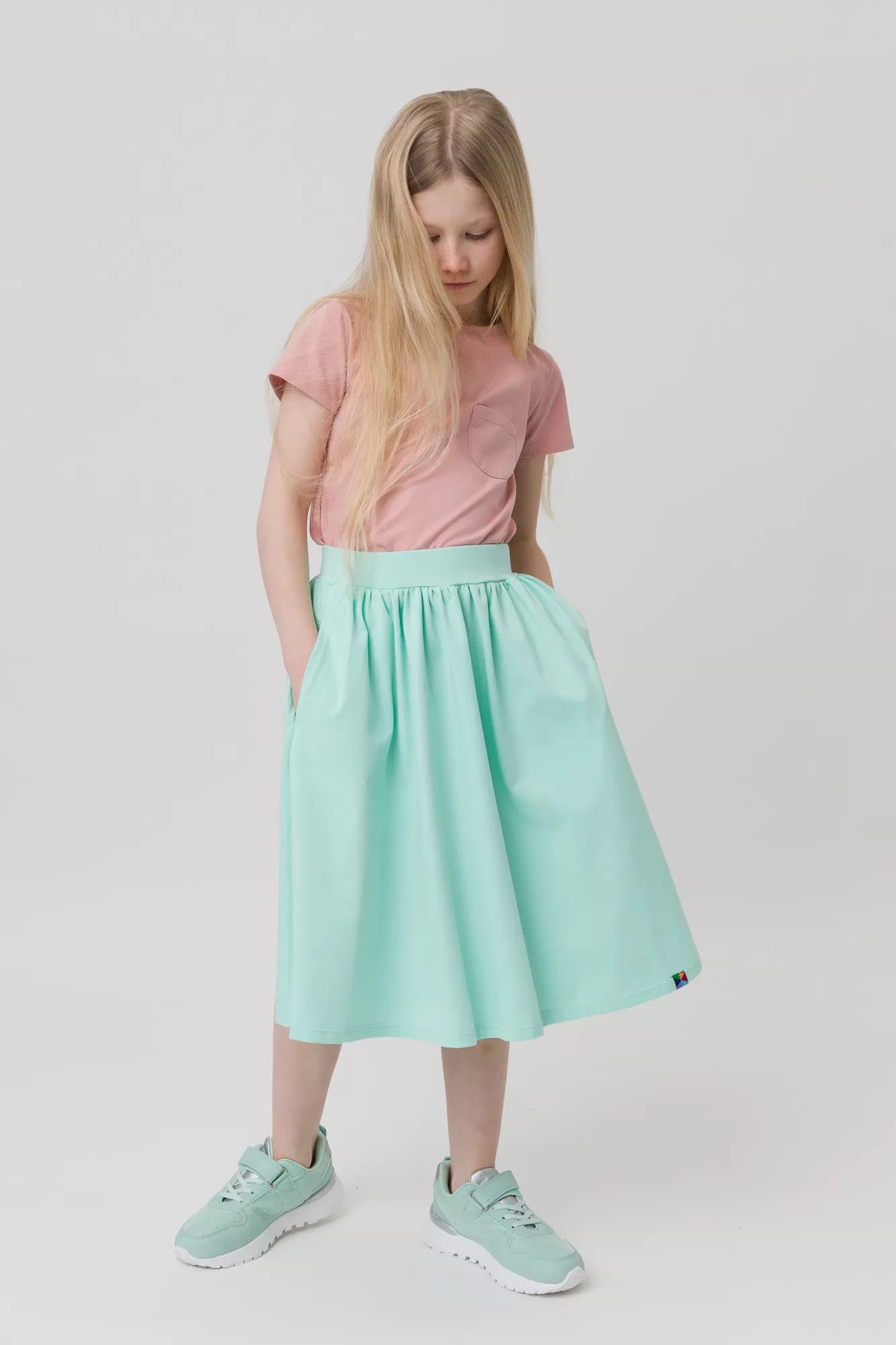miętowa spódnica, pudroworóżowa koszulka